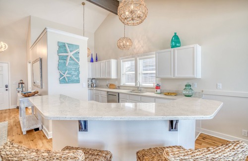 Lincoln Beach House | Luxurious Oceanfront, Private Beach Access, Gourmet Kitchen, Hot Tub, and more!