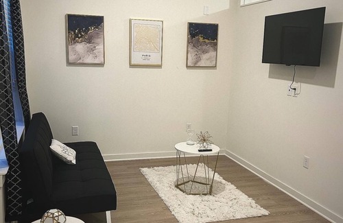 North Chesterfield Apartment | Luxurious QnBd Suite close to restaurants and local hospitals