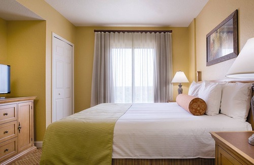 Lake Buena Vista Resort | Luxurious Resort minutes from Disney World with full access to all resort Amenities