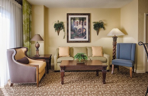 Lake Buena Vista Resort | Luxurious Resort minutes from Disney World with full access to all resort Amenities
