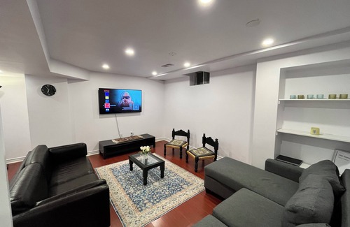 Churchill Meadows Apartment | Luxurious Retreat ; 2BR basement in Mississauga