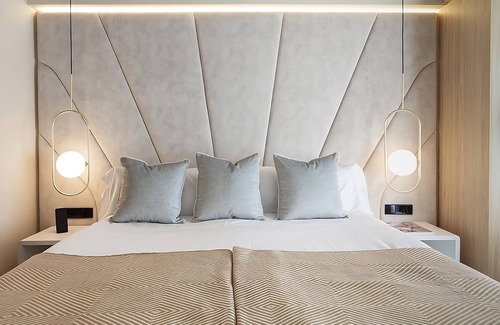 Sant Nicolau Hotel | Luxurious Room in a Fabolous Location! Modern Suite w/Large Window