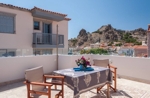Myrina Apartment | Luxurious room in a Myrina townhouse - Sage Room