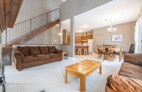 Saint-Faustin-Lac-Carre Condo | 🏔️ Luxurious Ski-In/Ski-Out Mountain Retreat at Mont-Blanc – Sleeps 8