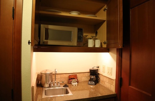 Olympic Valley Condo | Luxurious, spacious studio ski in/out at the Resort at Squaw Creek. Sleeps 2-3.