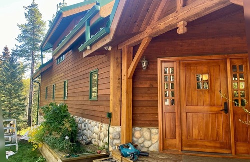 Bragg Creek House | Luxurious & Spacious home on 8 acres with 4-bedrooms +Office, 45min from Calgary