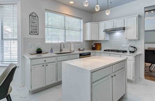 The Woodlands House | Luxurious, Spacious & Fun ~ Pool ~ Games~ Spa