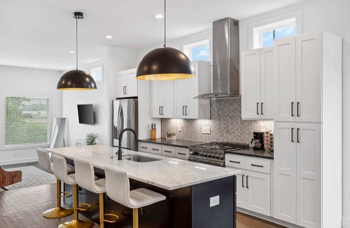 Berry Hill House | Luxurious & Spacious Home w/Balcony - 4 Rooms/7 Beds!