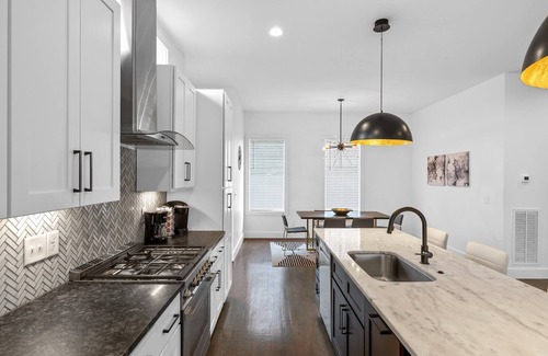 Berry Hill House | Luxurious & Spacious Home w/Balcony - 4 Rooms/7 Beds!