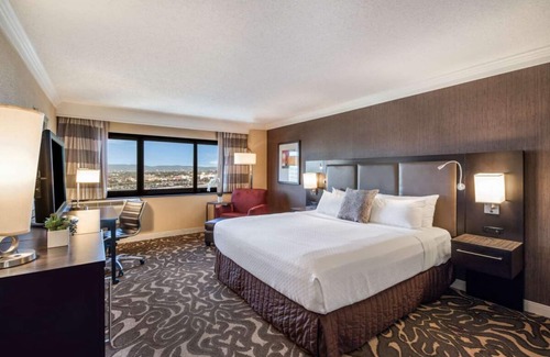 Los Angeles Resort | Luxurious Stay Near LAX with Great Amenities! Pets Allowed, Airport Shuttle!