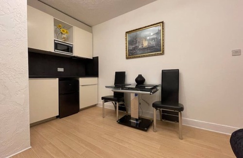 Manchester Apartment | Luxurious Studio Cloud & Good Links to City Centre