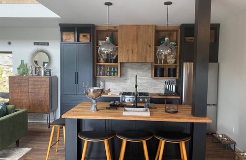 Townshend House | Luxurious, stunning views, private setting, pet friendly, firepit ,EV, WIFI, AC