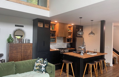 Townshend House | Luxurious, stunning views, private setting, pet friendly, firepit ,EV, WIFI, AC