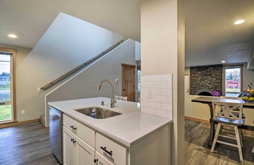 Edgewood House | Luxurious Tacoma Retreat w/Quartz Countertops!