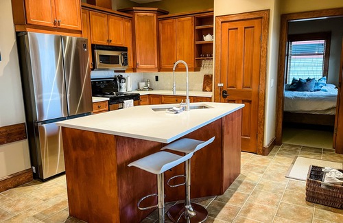 Big White Ski Resort Apartment | Luxurious TRUE ski in/out chalet in Happy Valley with gorgeous views!