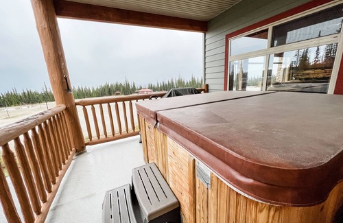 Big White Ski Resort Apartment | Luxurious TRUE ski in/out chalet in Happy Valley with gorgeous views!