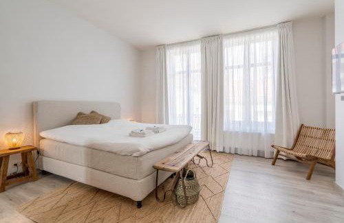 Vogelzang House | Luxurious, updated, warm & stunning Home terraces