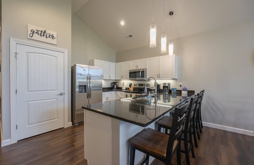 Branson Condo | Luxurious Vaulted Ceilings ~ Christmas Decor ~ Arcade Table! ~ FREE TICKETS INCLUDED (FH-G303)