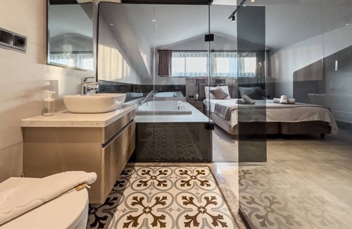 Fethiye City Center Villa | Luxurious Villa w Pool Sauna Patio in Fethiye