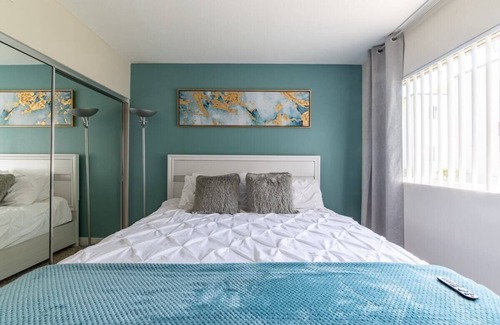 Thousand Oaks Apartment | Luxurious/WFH/Work Space/2 King beds/Fast Wi-Fi