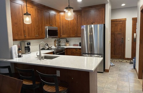 Sun Peaks House | Luxurious Woodhaven Ski-In, Ski-Out Townhouse with hot tub - sleeps 8