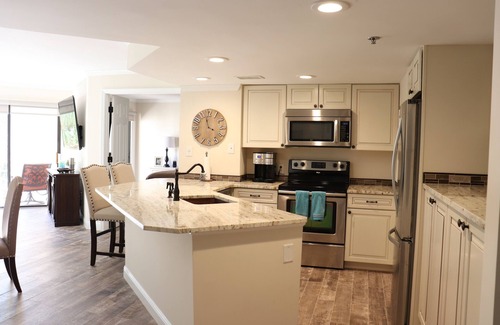 Palmetto Dunes Condo | LUXURIOUSLY RENOVATED ~ #3129 Steps To The Beach - 2 HOURS COURT TIME DAILY