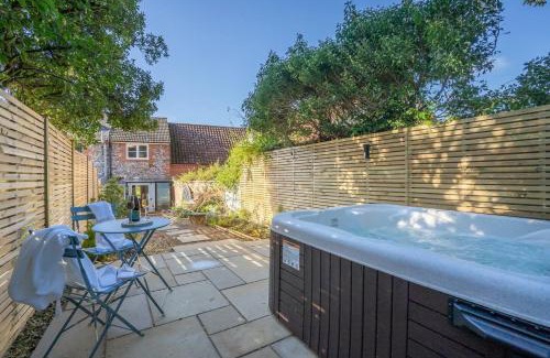 Great Massingham House | Luxury 1 bed cottage with hot tub and log burner