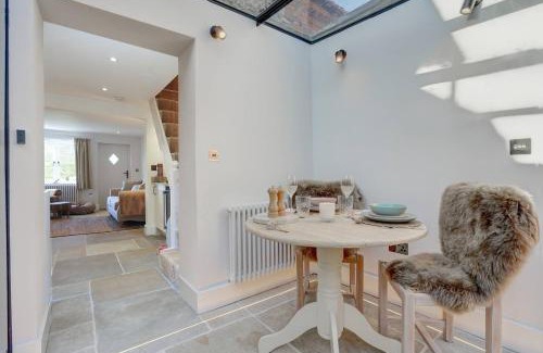 Great Massingham House | Luxury 1 bed cottage with hot tub and log burner