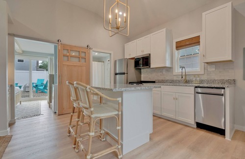 Old Orchard Beach Cottage | Luxury 1 bed/1 bath cottage with WiFi, Fire pit, 10 min walk to beach in OOB