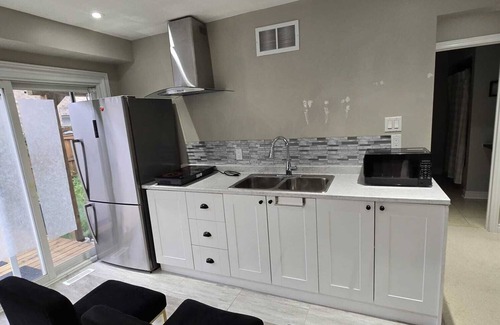 Ajax Apartment | Luxury 1 Bedroom apartment with private backyard
