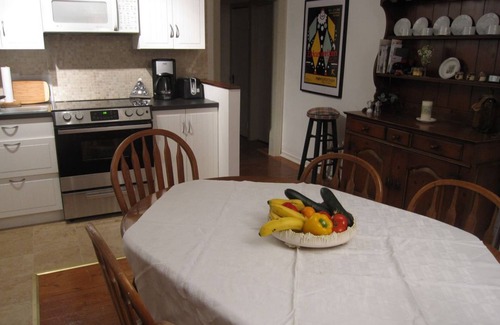 Historic Old Town Cottage | Luxury 1835 Cottage. Free Parking.Right in historic centre and near Shaw Theatre