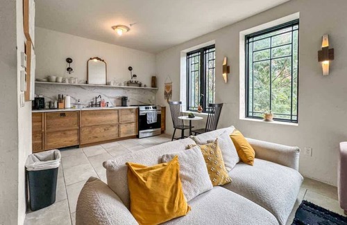 Society Hill Apartment | Luxury 1BD | 1 Bed | South St