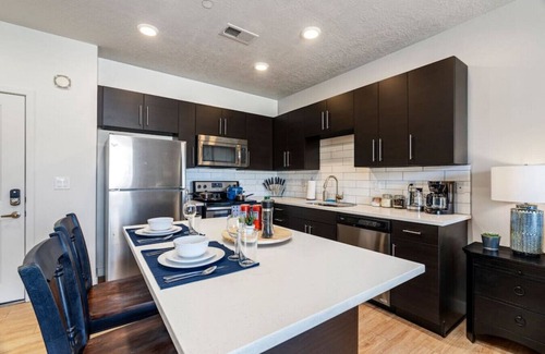Downtown Salt Lake City Apartment | Luxury 1Bd/Ba Apt- Free Prkng Pool HotTub 24hrGym