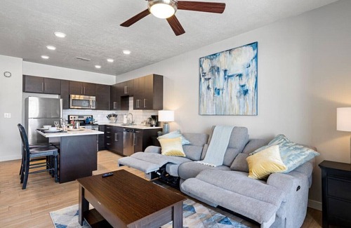 Downtown Salt Lake City Apartment | Luxury 1Bd/Ba Apt- Free Prkng Pool HotTub 24hrGym