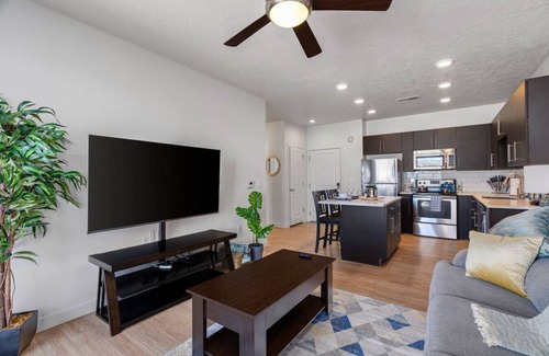 Downtown Salt Lake City Apartment | Luxury 1Bd/Ba Apt- Free Prkng Pool HotTub 24hrGym