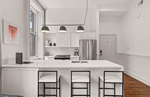 Fitler Square Apartment | Luxury 1BD Rittenhouse Sq. - Hosted By Stay Rafa