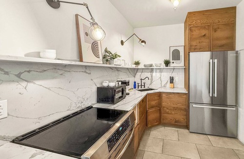 Society Hill Apartment | Luxury 1BD Stay in South St | 1 Bed Retreat