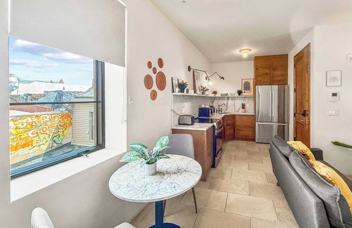 Society Hill Apartment | Luxury 1BD Stay in South St | 1 Bed Retreat
