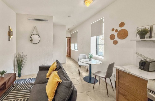 Society Hill Apartment | Luxury 1BD Stay in South St | 1 Bed Retreat
