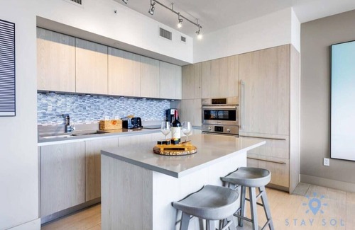 Hollywood South Central Beach Apartment | Luxury 1Br-Front Intracoastal View Balcony+ Pools