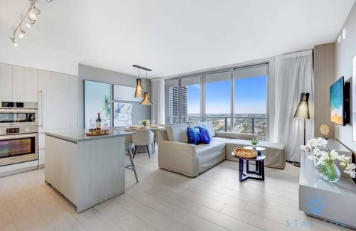Hollywood South Central Beach Apartment | Luxury 1Br-Front Intracoastal View Balcony+ Pools