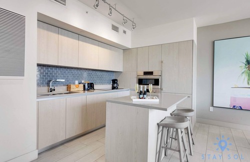 Hollywood South Central Beach Apartment | Luxury 1Br -Front Intracoastal | Balcony+ Pools