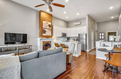 Lower Garden District Condo | Luxury 1BR Next to Il Mercato - Modern, Balcony, Prime Location for Couples Exploring Magazine St