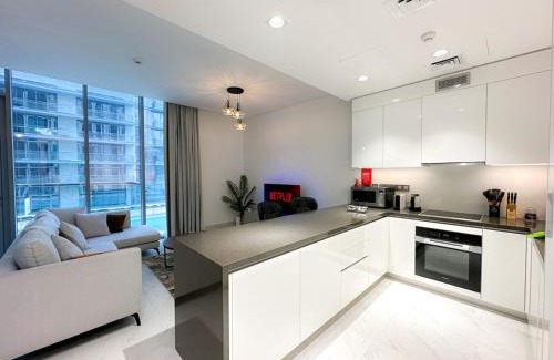 Dubai Apartment | Luxury 1BR with Aquatic View, District One