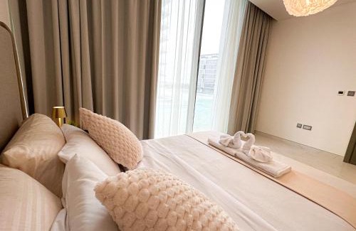 Dubai Apartment | Luxury 1BR with Aquatic View, District One