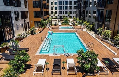East Peralta Apartment | Luxury 1BR with Water Views, Pool and Garage