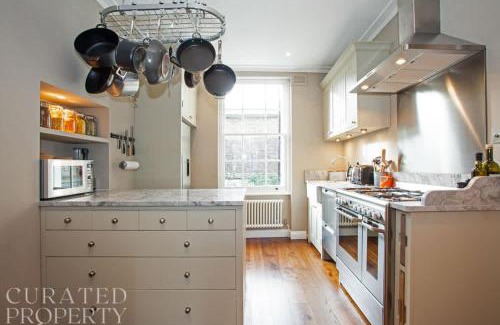 St. Johns Wood Apartment | Luxury 2-Bed Marylebone Georgian House with Private Garden & Office