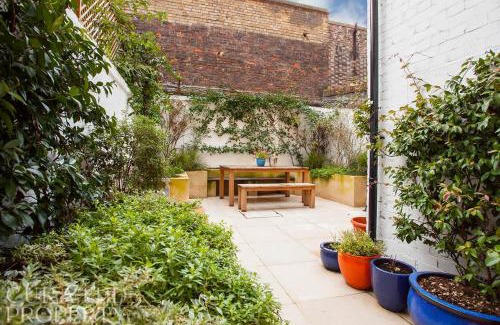 St. Johns Wood Apartment | Luxury 2-Bed Marylebone Georgian House with Private Garden & Office
