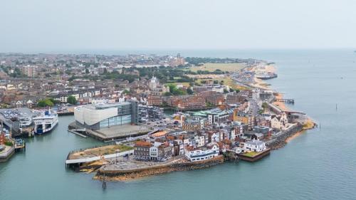 Portsmouth Apartment | Luxury 2 Bed Studio By Hms Warrior & Mary Rose
