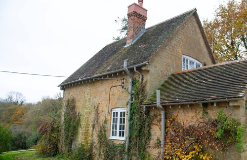 Beaminster Cottage | Luxury 2-bed woodland cottage in Re-wilding area